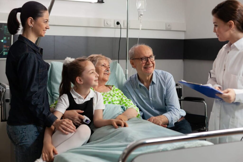 Familia completa acompañando a su abuela en el hospital