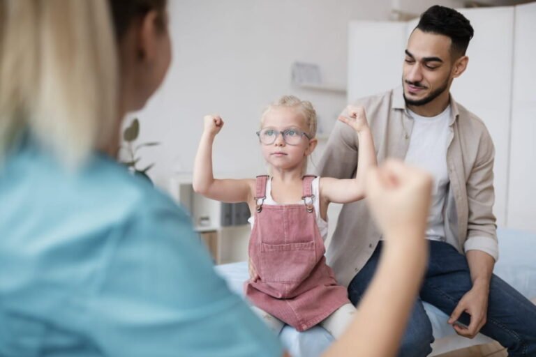 Niña joven en centro de salud